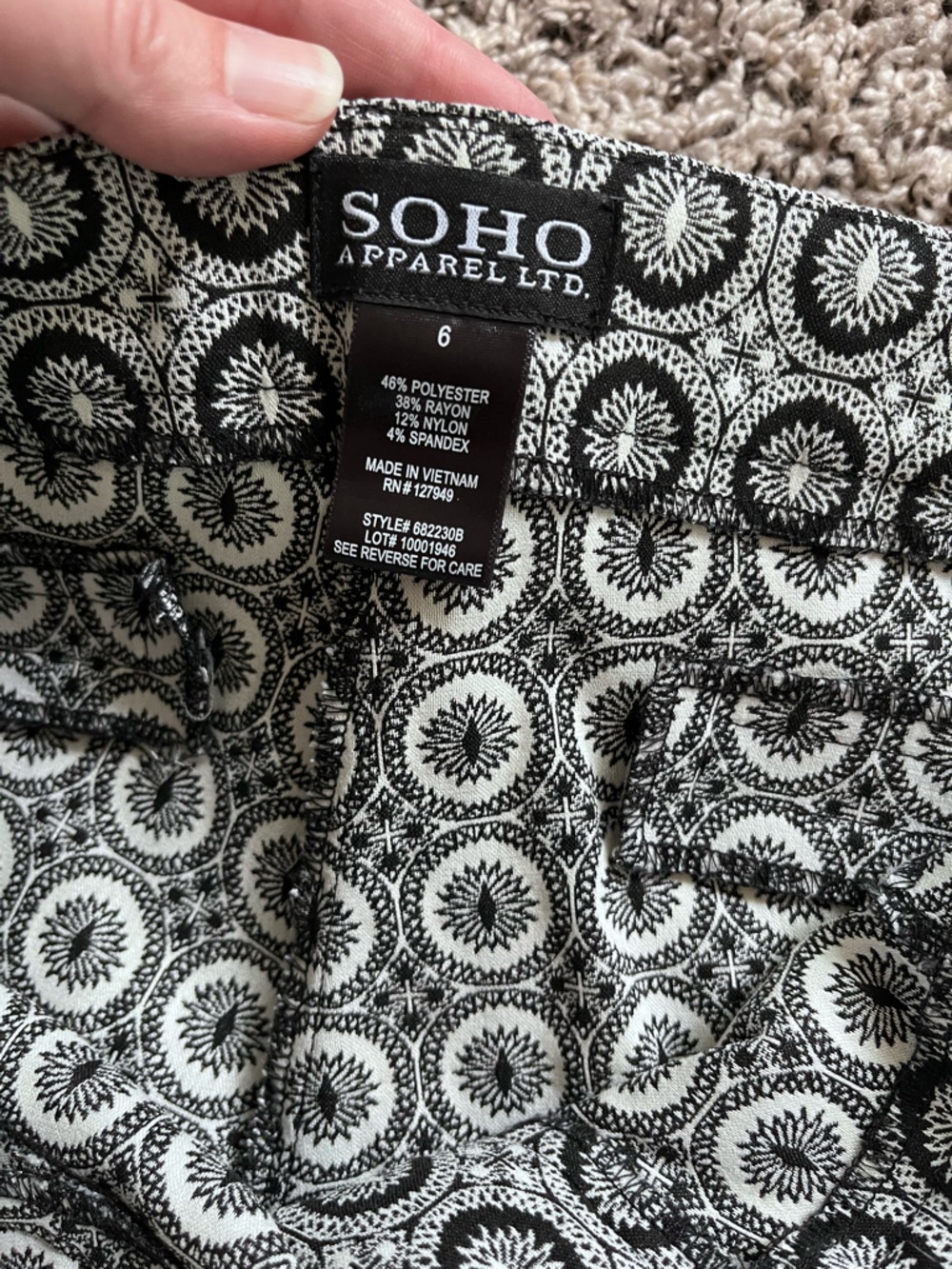 Soho Apparel Ltd Black White Geometric Medallion Print Slim Leg Pants Size 6 - Picture 5 of 7